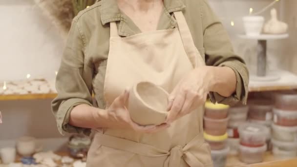 Руки Середній Знімок Невизначеної Зрілої Леді Фартусі Стоїть Столом Керамічній — стокове відео