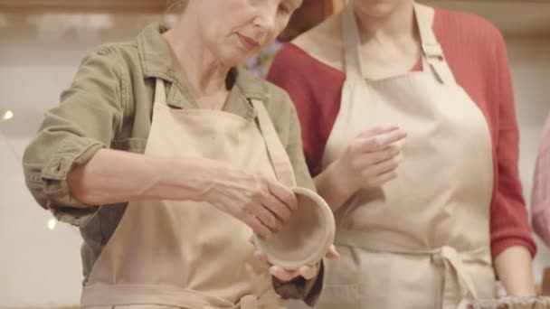 Tilting Chest Shot Something Caucasian Lady Learning Pottery Ceramics Studio — Stock Video