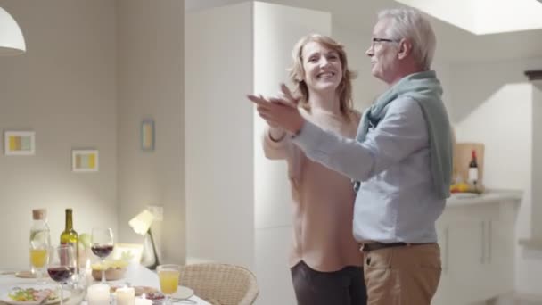 Pasangan Senior Yang Romantis Tersenyum Dan Berbicara Sambil Menari Bersama — Stok Video