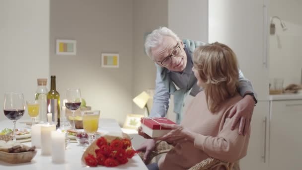 Amar Pareja Mayor Hablando Posando Juntos Para Cámara Cena Romántica — Vídeos de Stock