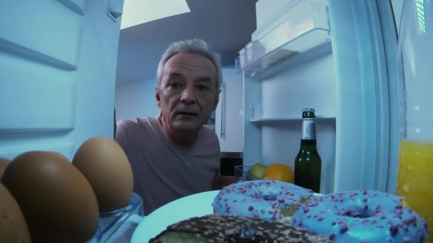 Udsigt Fra Indersiden Køleskabet Senior Mand Åbner Døren Tager Flaske – Stock-video