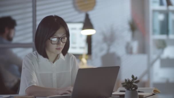 Tracking Shot Asian Businesswoman Sitting Her Desk Dark Office Working — Stock Video