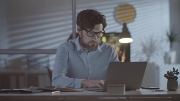 Handheld Medium Shot Man Beard Sitting His Desk Typing Laptop — Stock Video
