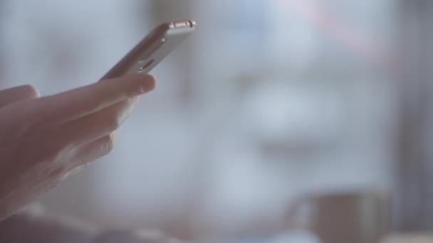Sledování Zblízka Ruky Nerozeznatelný Vousatý Muž Textování Mobilním Telefonu — Stock video