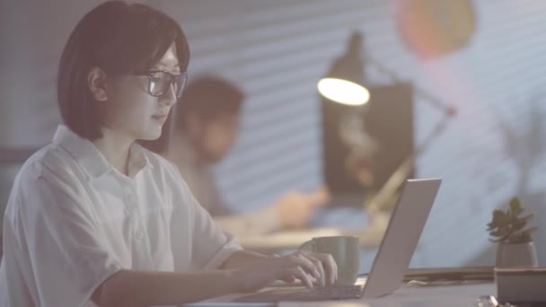 Rastreamento Mulher Negócios Asiática Óculos Blusa Branca Sentada Sua Mesa — Vídeo de Stock