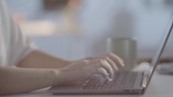 Rastreamento Com Close Mãos Mulher Irreconhecível Digitando Laptop Escritório Noite — Vídeo de Stock