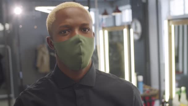 Bröst Upp Porträttbild Unga Afroamerikanska Manliga Frisör Skyddande Ansiktsmask Stående — Stockvideo