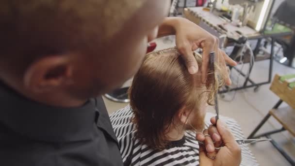 Hochwinkelaufnahme Eines Schwarzen Friseurs Mit Kamm Und Schere Beim Haarschneiden — Stockvideo