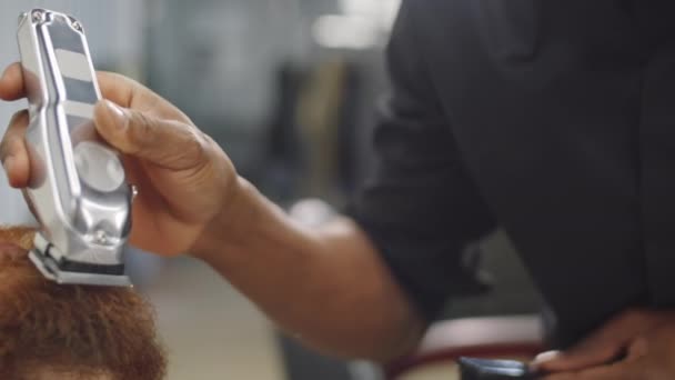 Inclinado Cerca Plano Joven Barba Barbería Afroamericana Recorte Cliente Masculino — Vídeo de stock