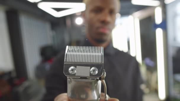 Selective Focus Shot Afro American Barber Holding Electric Hair Trimmer — Stock Video