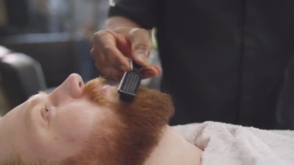 Primer Plano Las Manos Peluquero Negro Cepillado Barba Cliente Masculino — Vídeo de stock