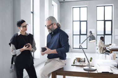 Mimarlar ofiste konuşuyor.