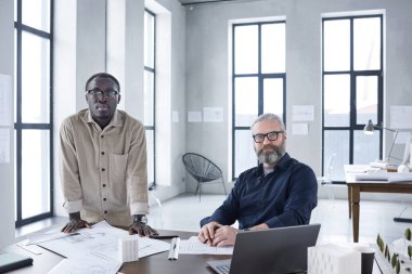 Ofiste çalışan iki işadamı.