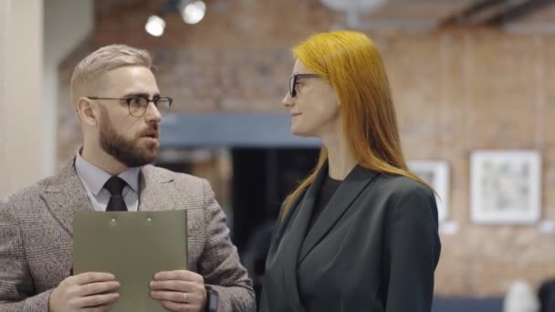 Belle Rousse Femme Debout Ensemble Avec Mâle Galerie Docent Regardant — Video