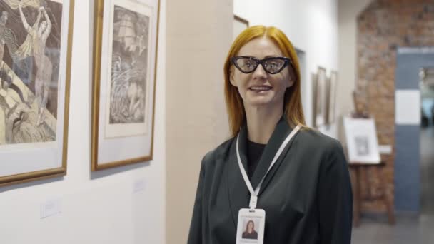 Retrato Mulher Ruiva Atraente Com Crachá Visitante Torno Pescoço Lado — Vídeo de Stock