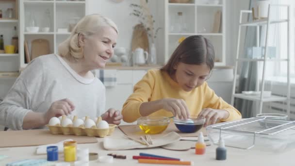 Roztomilé Dívka Namáčení Vejce Mísy Modrým Jídlem Zbarvení Umírání Pomocí — Stock video