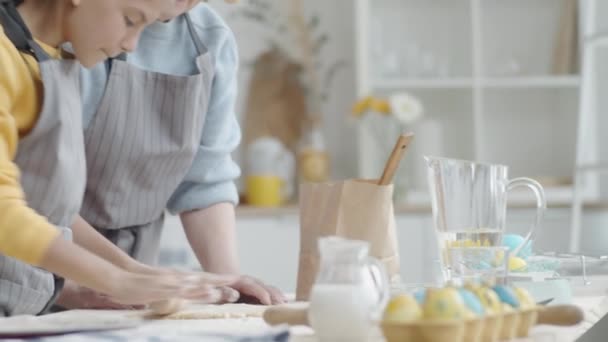 Wesoła Babcia Fartuchu Pomaga Wnuczce Toczenia Ciasta Ciasto Podczas Gotowania — Wideo stockowe