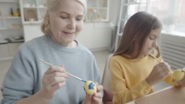 Oblouk Záběr Veselý Senior Babička Její Vnučka Zdobení Obarvené Velikonoční — Stock video