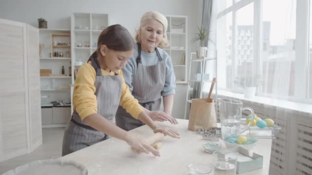 Önlüklü Güzel Bir Kızı Mutfak Masasına Raptiyeyle Yuvarlarken Yardımsever Bir — Stok video