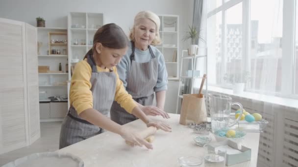 Zooma Skott Vacker Flicka Förkläde Rulla Bakverk Deg Med Stift — Stockvideo