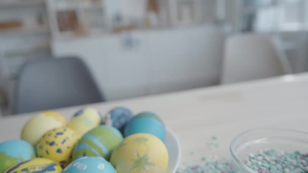 Lezzetli Tavşan Kurabiyeleri Güzel Bahar Çiçekleri Mutfak Masasında Boyanmış Paskalya — Stok video
