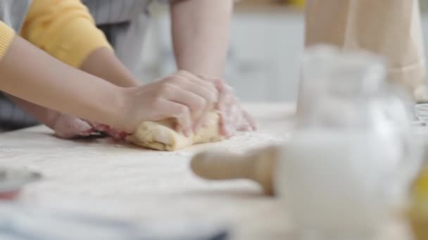 Tilt Shot Van Klein Meisje Schort Glimlachen Kneden Deeg Keukentafel — Stockvideo