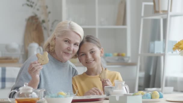 Tracking Shot Amorevole Nonna Abbracciare Nipotina Baciarla Mentre Tiene Biscotti — Video Stock