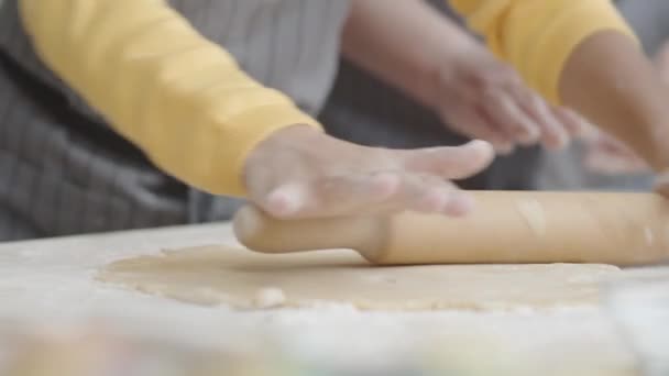 Primer Plano Plano Las Manos Niña Delantal Desplegando Masa Pastelería — Vídeo de stock