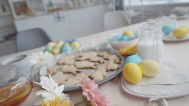 Zoom Aufnahme Von Hasenkeksen Gefärbten Ostereiern Blumen Milchkanne Und Teetasse — Stockvideo