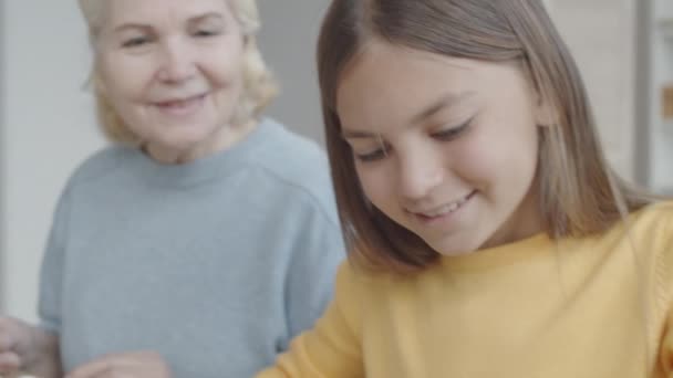 Zoom Tiro Niña Bonita Sonriendo Tomando Huevo Teñido Tazón Con — Vídeos de Stock