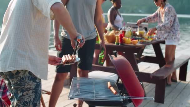 Dois Homens Multiétnicos Jovens Cozinhando Salsichas Churrasco Grelha Beber Cerveja — Vídeo de Stock