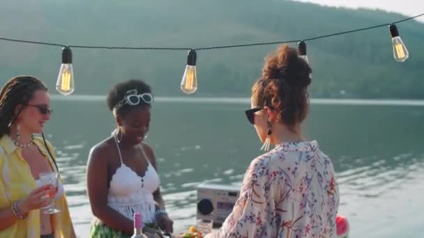 Jovens Mulheres Multiétnicas Conversando Cozinhando Comida Para Jantar Lago Com — Vídeo de Stock