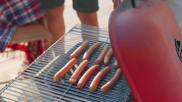 Incline Tiro Jovem Oriente Médio Cozinhar Churrasco Salsichas Grelha Segurando — Vídeo de Stock