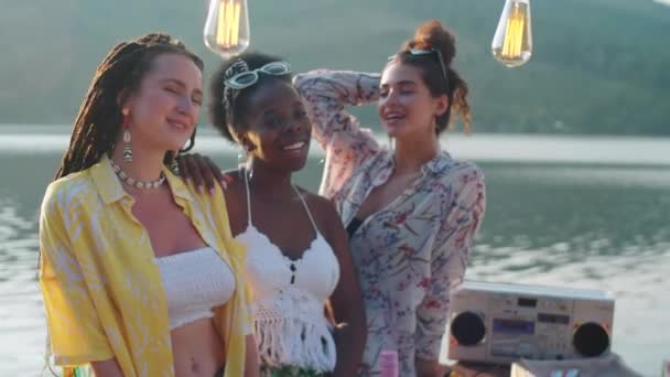 Portré Három Fiatal Többnemzetiségű Női Barátok Pózol Együtt Kamera Mosolygós — Stock videók