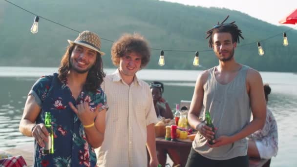 Retrato Jovens Amigos Sexo Masculino Multiétnicos Cais Segurando Garrafas Cerveja — Vídeo de Stock