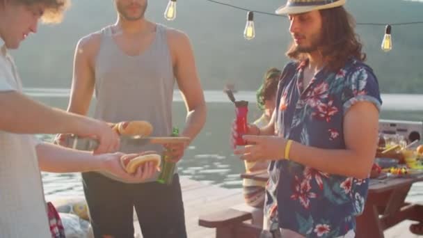 Döntse Fel Lövés Fiatal Többnemzetiségű Férfiak Hogy Hot Dog Grillezett — Stock videók