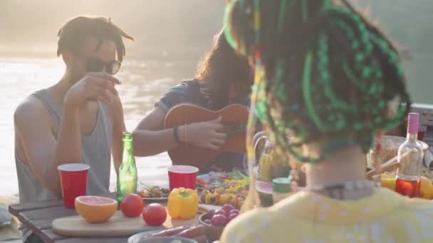 Panning Shot Giovane Uomo Mediorientale Che Gioca Ukulele Canta Insieme — Video Stock