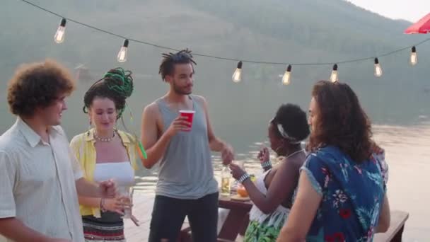 Jovens Homens Mulheres Multiétnicos Positivos Dançando Com Bebidas Cais Decorados — Vídeo de Stock