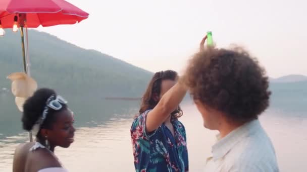 Група Молодих Щасливих Багатоетнічних Друзів Які Танцюють Смердять Напої Тості — стокове відео