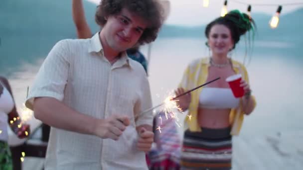 Mladý Veselý Kavkazský Muž Kudrnatými Vlasy Tančící Jiskřičkou Usmívající Při — Stock video