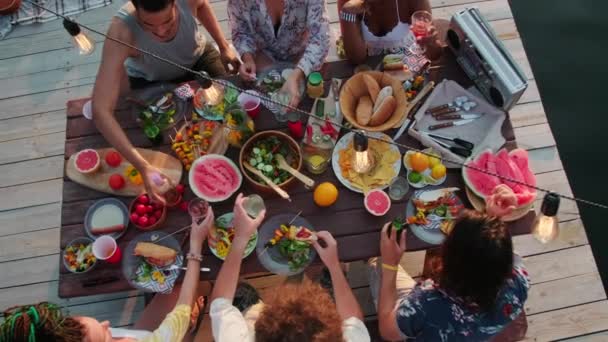 Arriba Abajo Compañía Multiétnica Jóvenes Amigos Positivos Sentados Mesa Cena — Vídeos de Stock