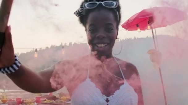 Joven Hermosa Mujer Afroamericana Mirando Cámara Sonriendo Bailando Con Bomba — Vídeo de stock