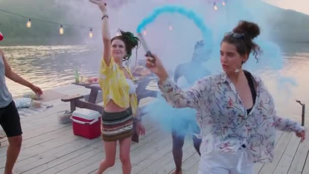 Jóvenes Hermosas Mujeres Multiétnicas Bailando Con Bombas Humo Colores Embarcadero — Vídeos de Stock