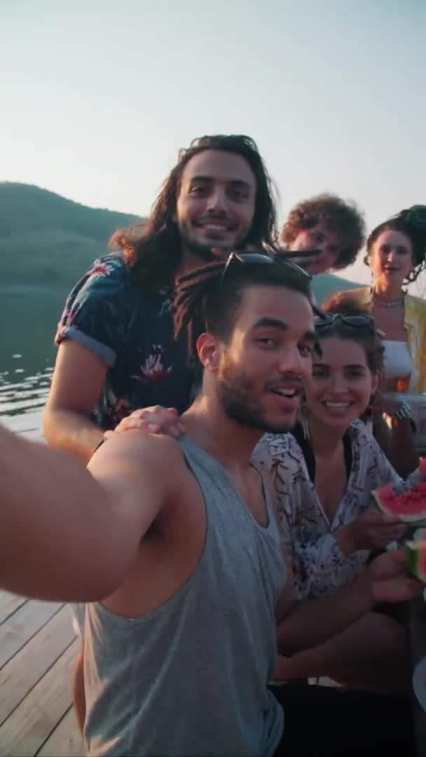 Pov Plano Vertical Compañía Jóvenes Alegres Hombres Mujeres Multiétnicos Sonriendo — Vídeo de stock