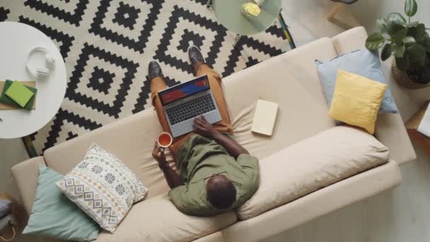 Shora Dolů Záběr Afroameričan Sedí Pohovce Obývacím Pokoji Pije Čaj — Stock video