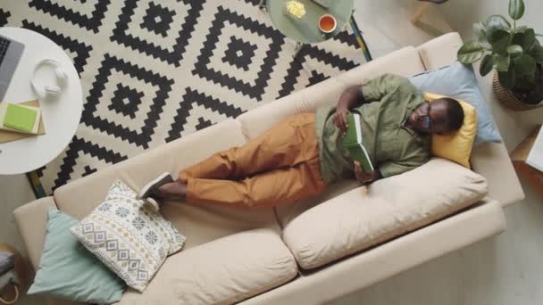 Vista Cima Homem Afro Americano Casualwear Óculos Livro Leitura Enquanto — Vídeo de Stock