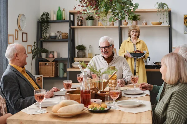 Пожилые люди ужинают дома — стоковое фото