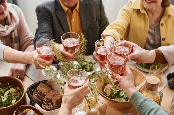 Gente brindando con vino tinto — Foto de Stock