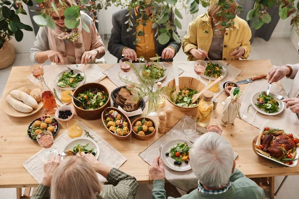 People sitting at dining table — Stock Photo, Image