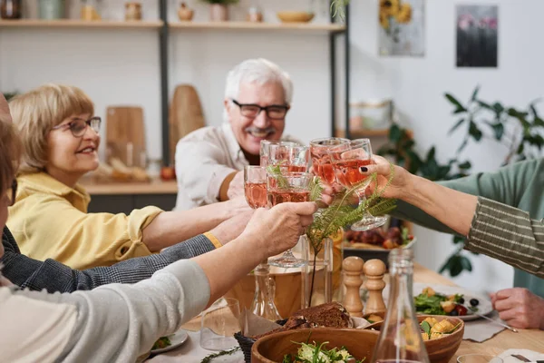 Viejos amigos bebiendo vino — Foto de Stock